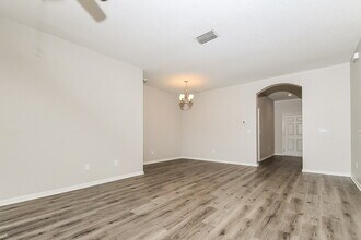 748 Star Pointe Dr in Seffner, FL - Foto de edificio - Building Photo