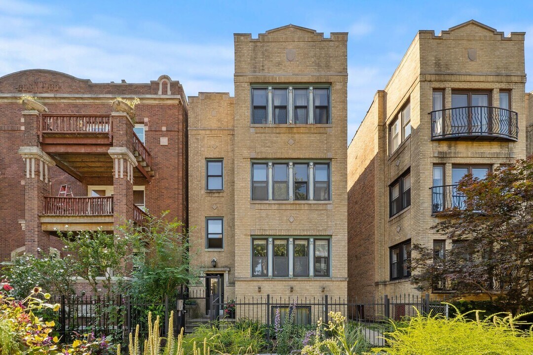 1469 W Winona St in Chicago, IL - Building Photo