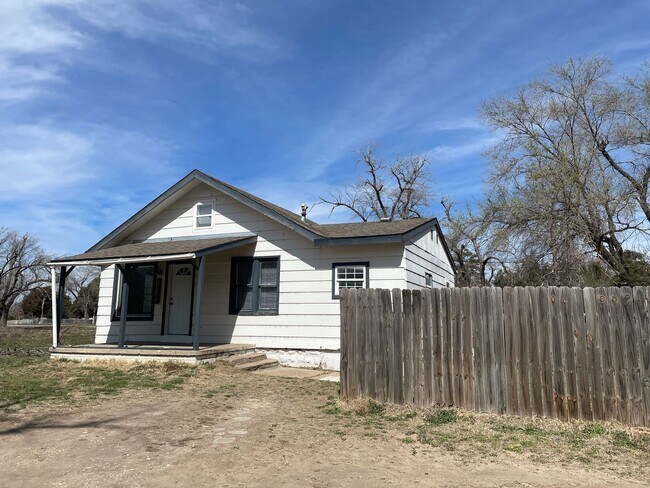 2206 W Nickerson Blvd in Hutchinson, KS - Building Photo - Building Photo