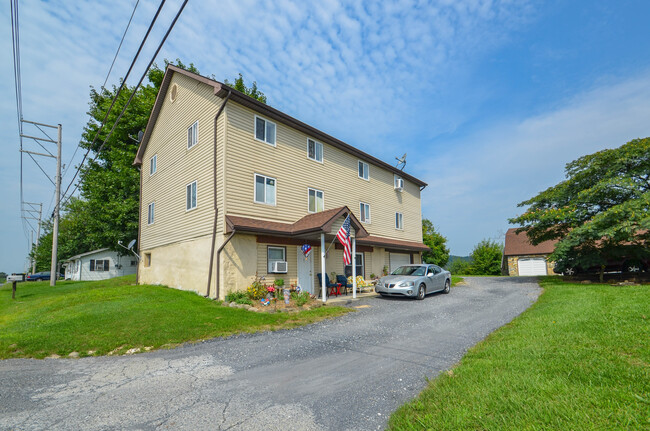 2819 Rising Sun Rd in Slatington, PA - Building Photo - Building Photo