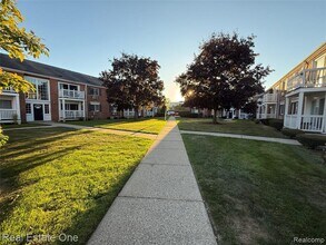 2445 Torquay Ave in Royal Oak, MI - Building Photo - Building Photo
