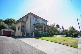 923 Cascade Ave in Hood River, OR - Building Photo