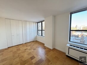 HUGE NO-FEE 1 BED WITH BEAUTIFUL VIEWS IN in New York, NY - Building Photo - Building Photo
