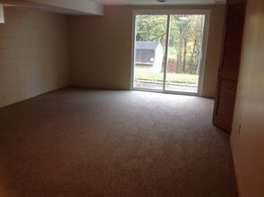 250 Chapel Rd, Unit 1 in Wheeling, WV - Foto de edificio - Building Photo