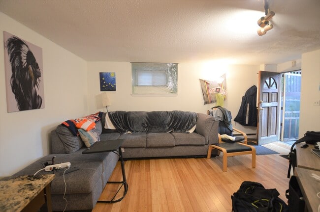 21 Kinross Rd, Unit 1