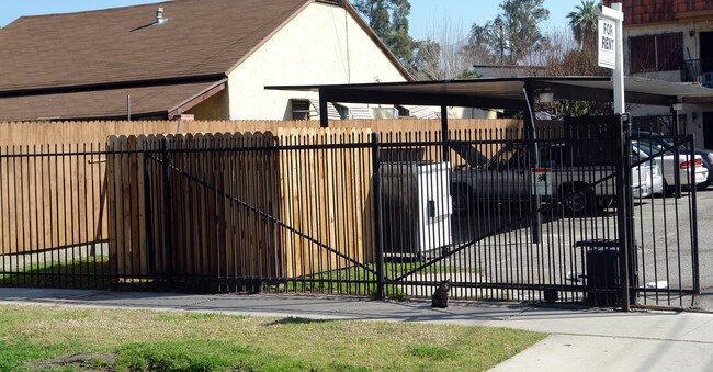 1233 N Lugo Ave in San Bernardino, CA - Building Photo - Building Photo