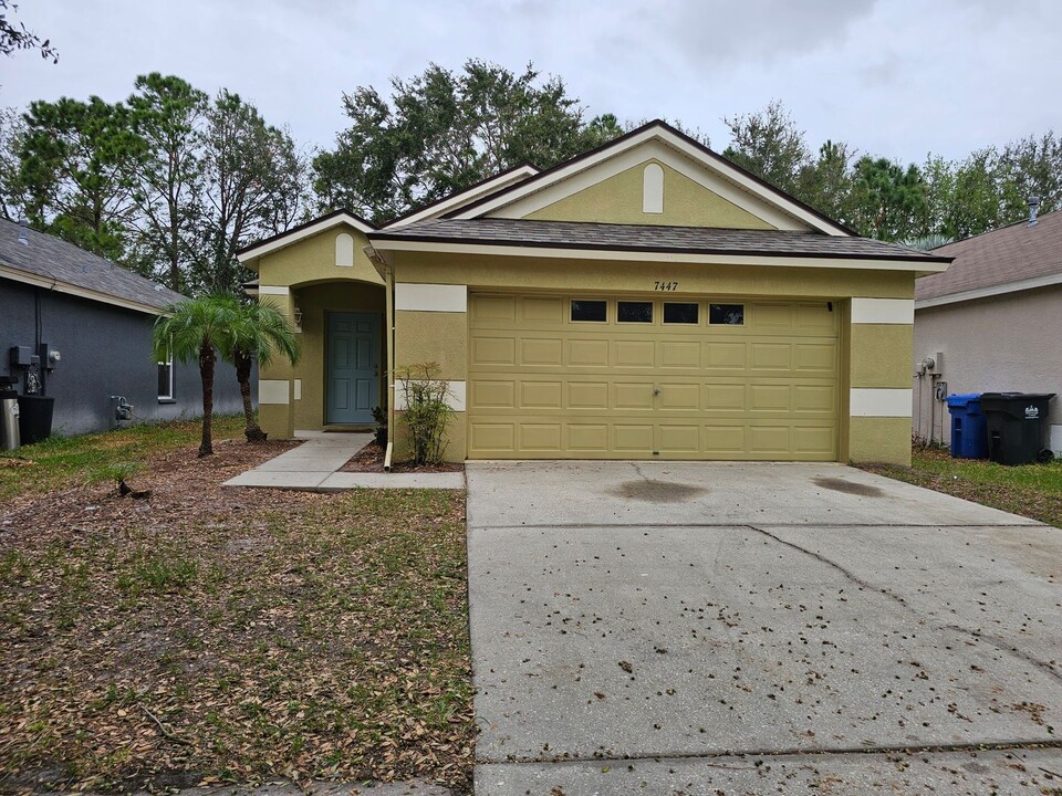 7447 Oxford Garden Cir in Apollo Beach, FL - Foto de edificio