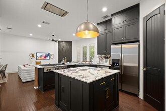 2400 Kinney Rd, Unit A in Austin, TX - Building Photo - Building Photo