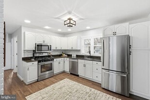 5716 Crawford Dr in Rockville, MD - Building Photo