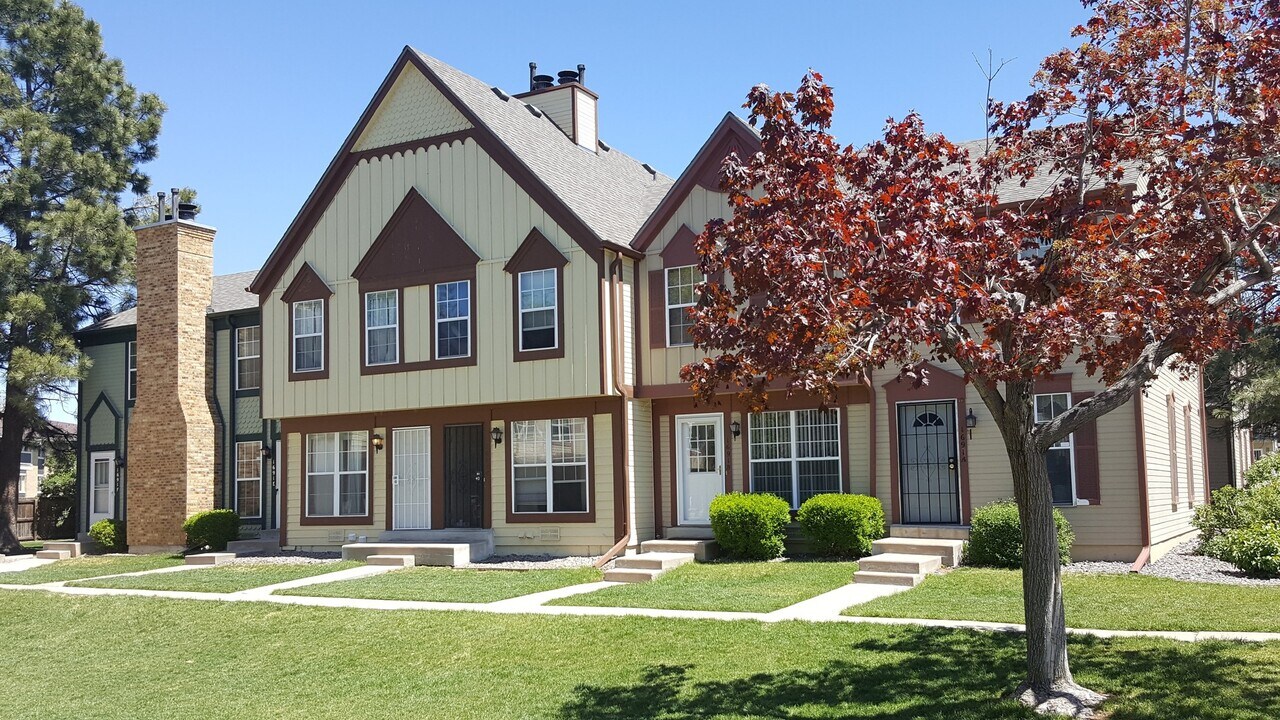 1691 S Blackhawk Way in Aurora, CO - Building Photo