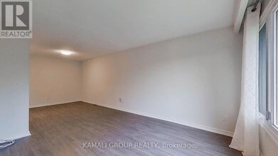 140 Cherrywood Dr in Newmarket, ON - Building Photo - Building Photo