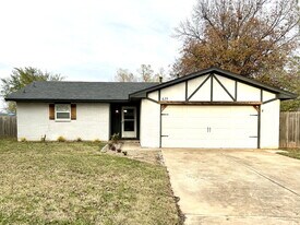 635 W Hillcrest Dr in Mustang, OK - Building Photo