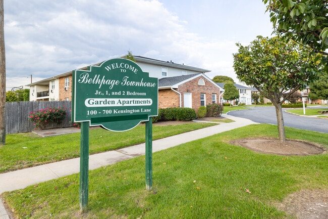 Bethpage Townhouse in Bethpage, NY - Foto de edificio - Building Photo