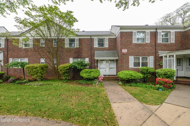 66 Manor Dr in Red Bank, NJ - Building Photo - Building Photo