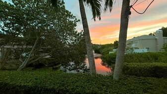 5570 SW 70th Pl S in Miami, FL - Building Photo