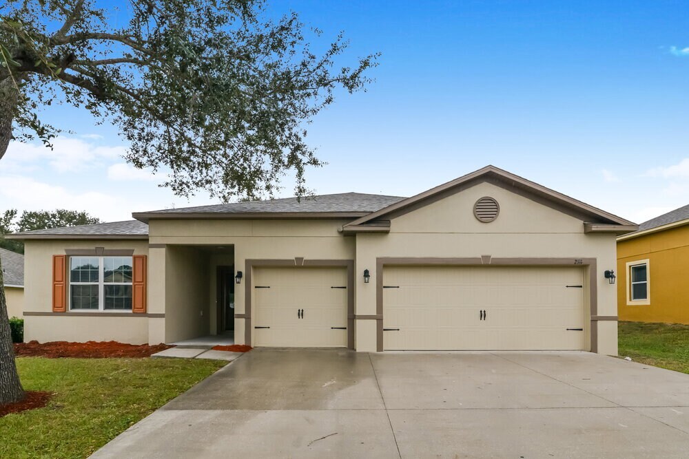 2111 Waseca Ln in Leesburg, FL - Building Photo