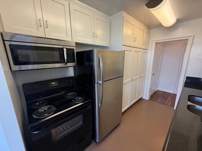 11936 Darlington Ave in Los Angeles, CA - Building Photo - Building Photo