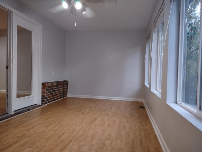 1310 Knob Creek Rd in Johnson City, TN - Foto de edificio - Building Photo