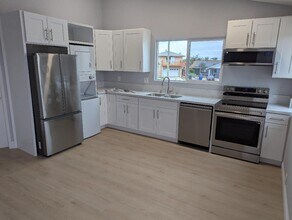 327 E Palomar St, Unit Upstairs rear unit in Chula Vista, CA - Building Photo - Building Photo