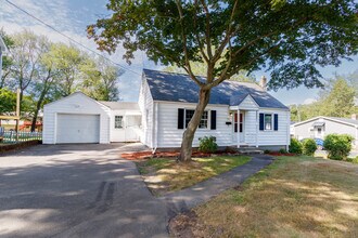 385 Pond Point Ave in Milford, CT - Building Photo - Building Photo