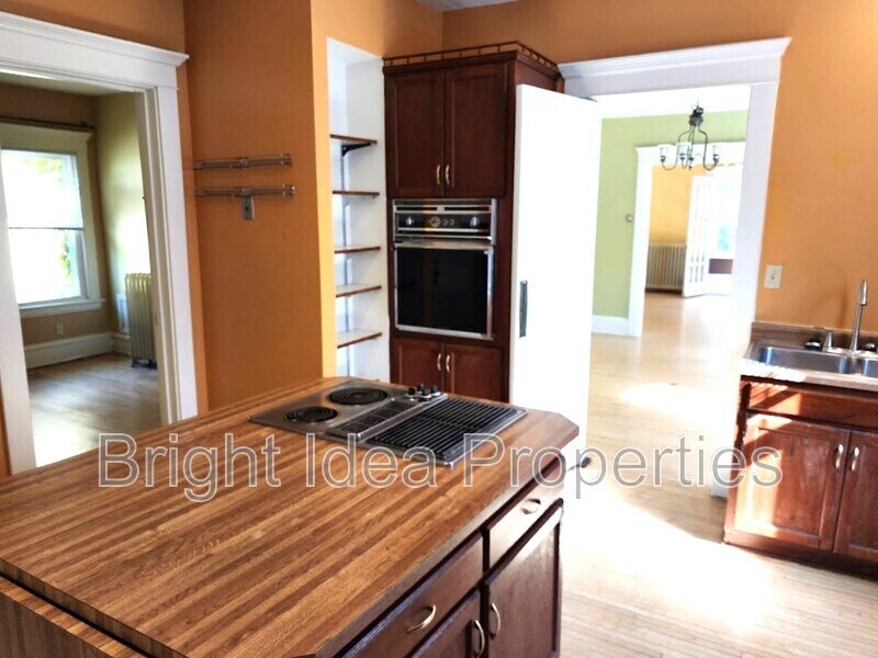 2104 Emerson Ave S in Minneapolis, MN - Building Photo