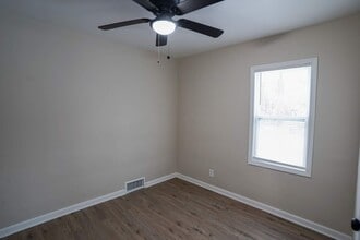 This beautifully updated 3-bedroom, 1-bath single-family home is ready for move-in! in Detroit, MI - Foto de edificio - Building Photo