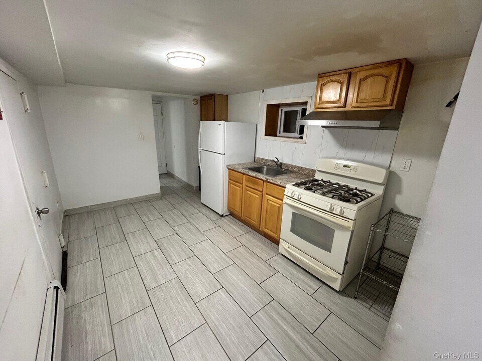 33-15 97th St in Queens, NY - Building Photo