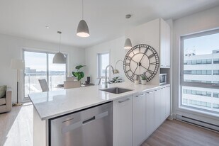 17 Pl. de la Triade in Pointe-claire, QC - Building Photo
