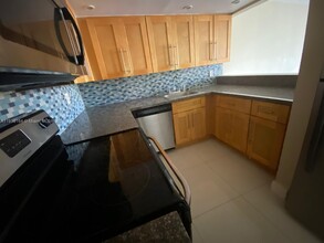 6970 NW 186th St in Hialeah, FL - Building Photo - Building Photo