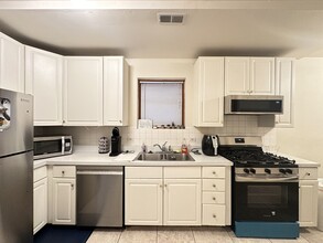 922 N Paulina St, Unit M08B in Chicago, IL - Building Photo - Building Photo