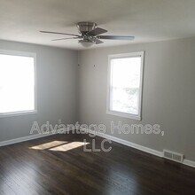 413 E 63rd Terrace in Kansas City, MO - Foto de edificio - Building Photo