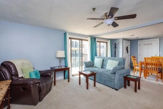 463 Ocean Blvd in Hampton, NH - Foto de edificio - Building Photo