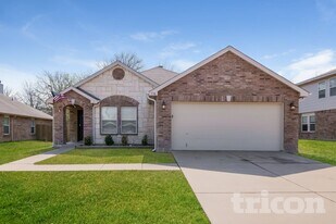 736 Elizabeth Dr in Burleson, TX - Building Photo