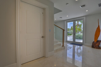 128 Leoni Dr in Islamorada, FL - Foto de edificio - Building Photo