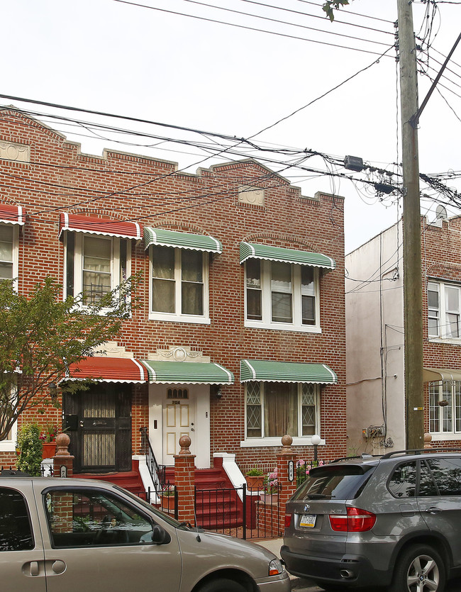 704 Logan St in Brooklyn, NY - Building Photo - Building Photo