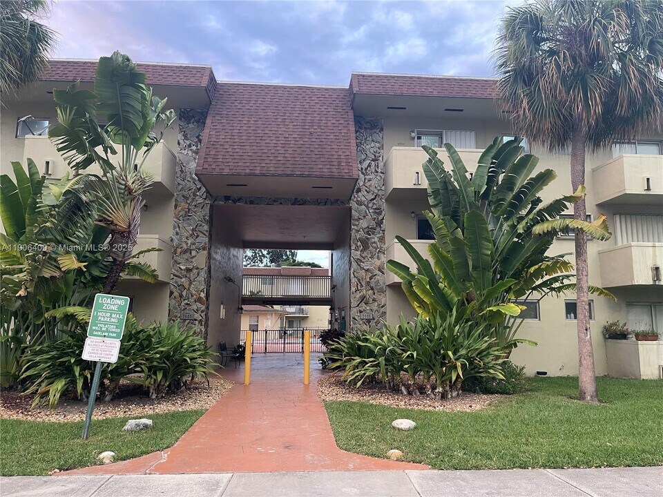 7505 SW 82nd St in Miami, FL - Building Photo