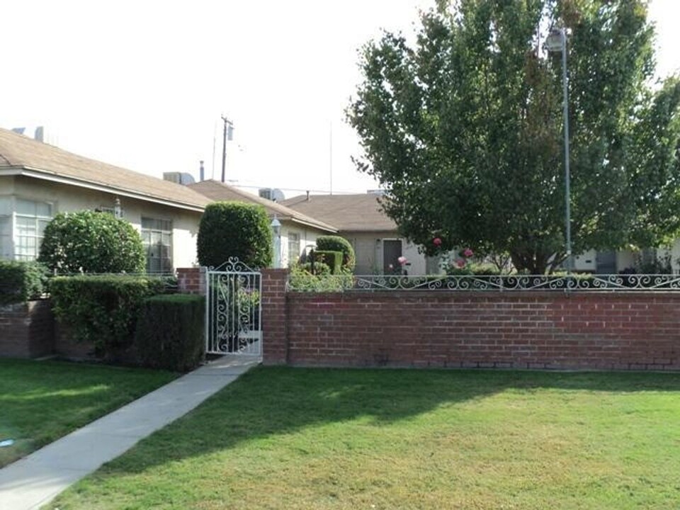 3452-3458 E Clinton Ave in Fresno, CA - Building Photo