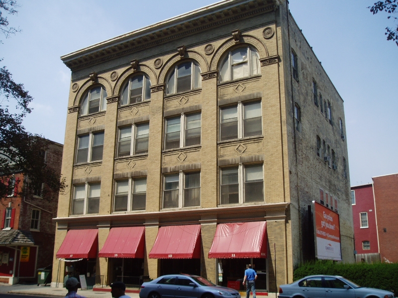 11 W Chestnut St in Lancaster, PA - Building Photo