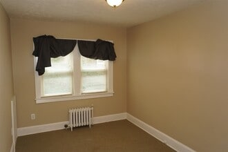 1913 Douglas St in Rockford, IL - Foto de edificio - Building Photo