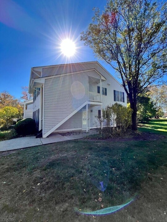 133 Mockingbird Ct in Three Bridges, NJ - Building Photo