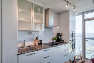 222 Bremner Blvd in Toronto, ON - Building Photo - Building Photo