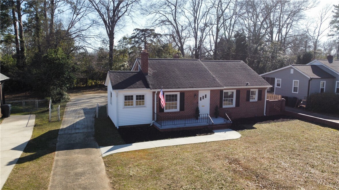 215 Whitehall Rd in Anderson, SC - Building Photo