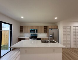 936 NW 10th St in Florida City, FL - Building Photo