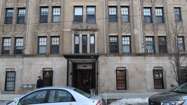 property at 1209 W Sherwin Ave