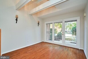 4804 Heron Neck Ln in Fairfax, VA - Building Photo