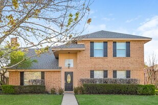 1402 Samuel St in Cedar Hill, TX - Building Photo