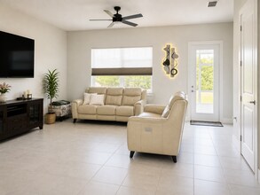 1404 Brookdale Ct in Oviedo, FL - Foto de edificio - Building Photo