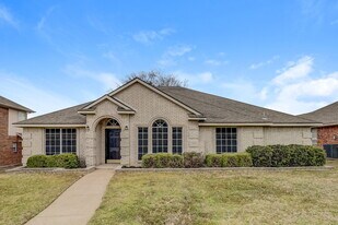 1629 Laurel Springs Ct in Desoto, TX - Building Photo