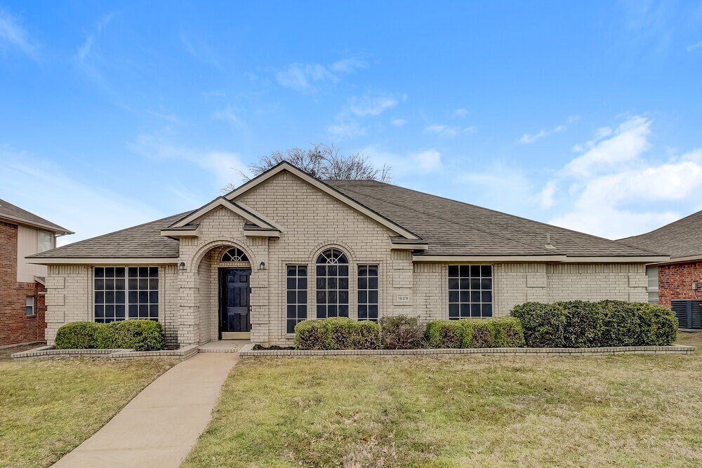 1629 Laurel Springs Ct in Desoto, TX - Building Photo