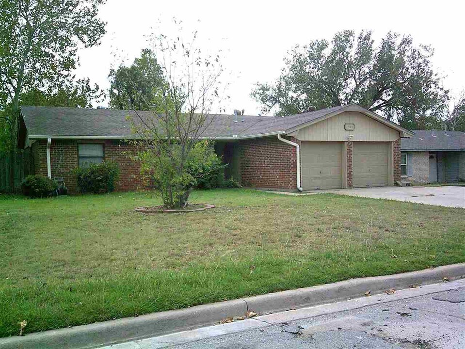 2903 NE Lakeview Cir in Lawton, OK - Building Photo